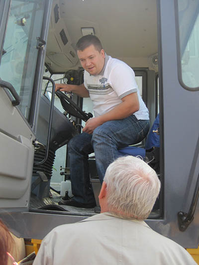 Client from  Russian was inspecting road roller